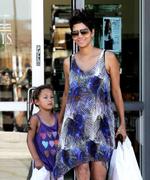 th_27181_HalleBerryGroceryShoppingPickingNahlaUpFromSchool05.13.20131_122_145lo.jpg