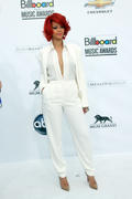 th_614838791_Rihanna2011BillboardMusicAwardsArrival22.5.2011_14_122_219lo.jpg