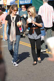 th_47843_Preppie_-_Kristen_Bell_buying_flowers_and_oranges_in_Los_Angeles_-_October_25_2009_139_122_24lo.jpg