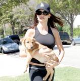 th_98200_Penelope_Cruz_takes_her_puppy_to_the_vet_17_402lo.jpg