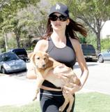 th_98200_Penelope_Cruz_takes_her_puppy_to_the_vet_17_402lo.jpg