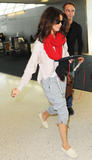 th_09015_celebrity_paradise.com_TheElder_SelenaGomez2011_03_17_atJFKAirportinNY4_122_405lo.jpg