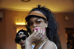 th_618971472_RihannaoutforshoppinginPortoCervo17.7.2012_110_122_46lo.jpg