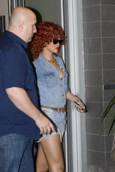 th_144945965_Preppie_Rihanna_leaving_her_hotel_in_Monteal_3_122_520lo.jpg