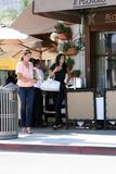 th_23099_Cindy_Crawford_has_lunch_with_a_friend_07_122_814lo.jpg