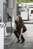 th_40463_Katharine_McPhee_Gas_Station_Candids_568_123_895lo.jpg